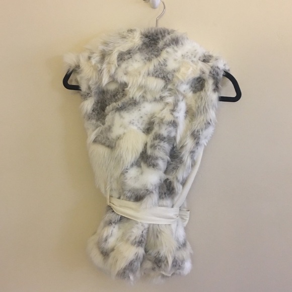 Faux Fur belted grey/white Vest - Picture 13 of 13